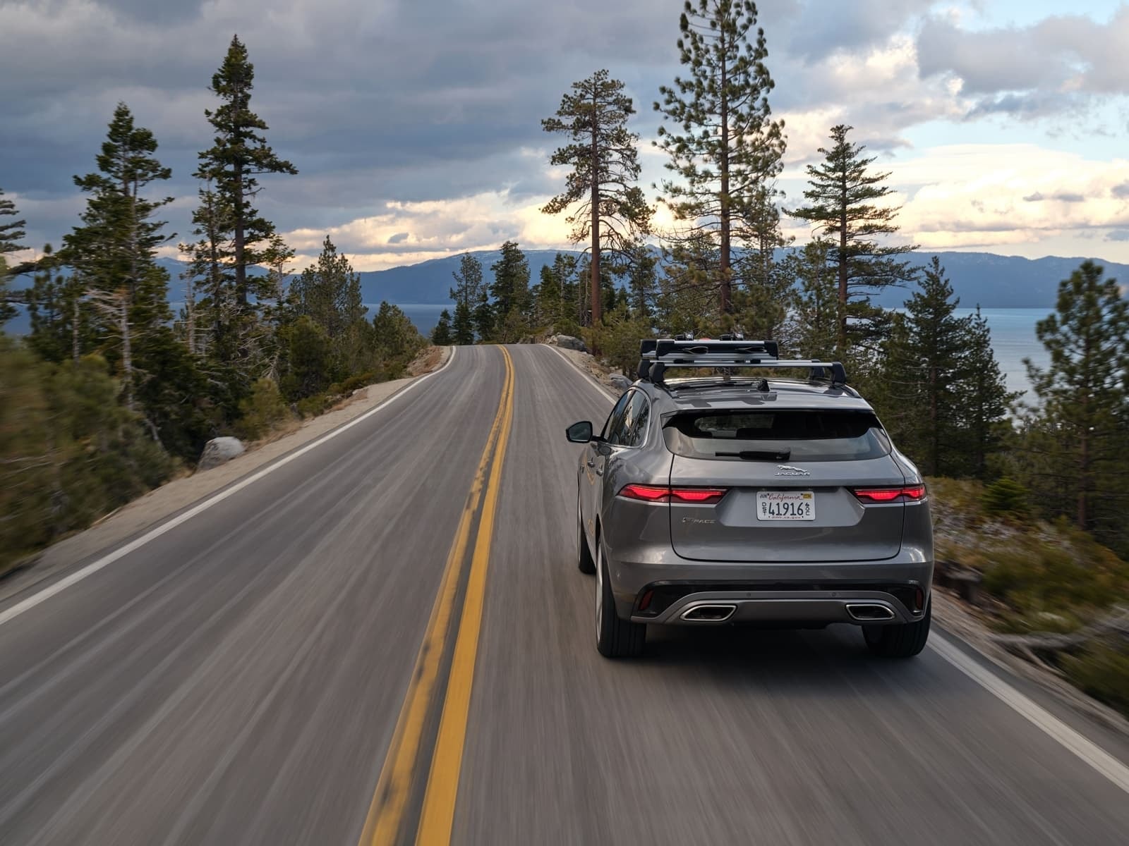 El Jaguar F-Pace en carretera muestra su diseño lateral y trasero.