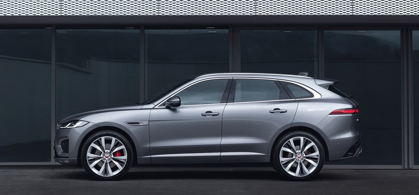 Perfil completo del Jaguar F-Pace, mostrando su diseño aerodinámico.