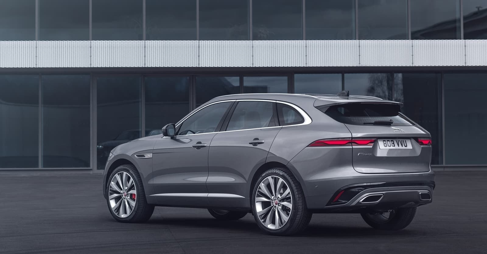 Vista en ángulo que captura la parte trasera y lateral del Jaguar F-Pace.