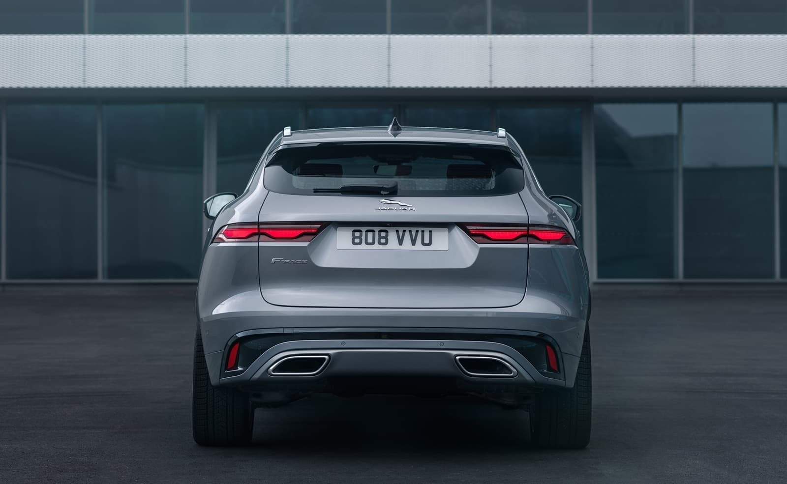 Imagen de la zaga del Jaguar F-Pace destacando su diseño deportivo.