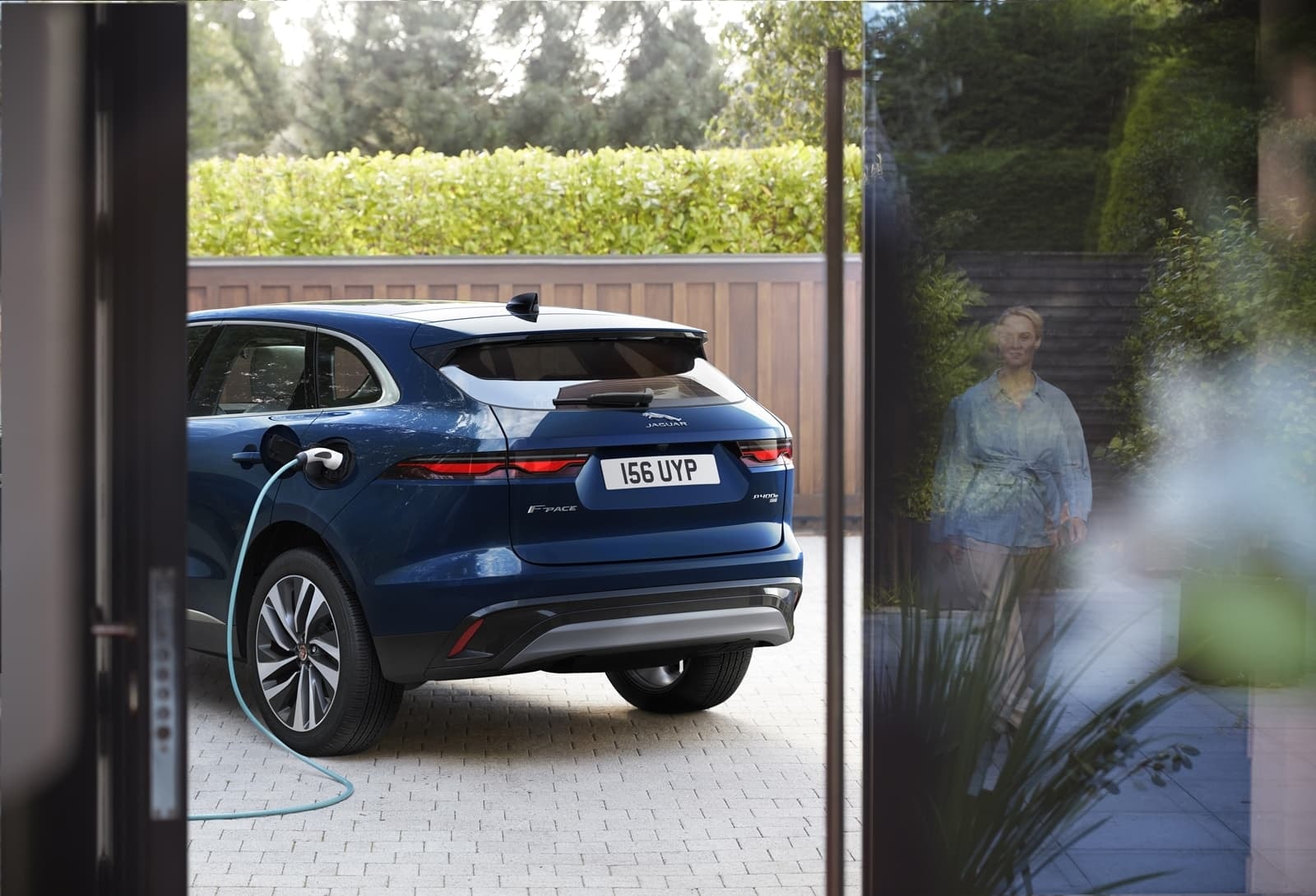 Vista trasera del Jaguar F-Pace a través de una puerta, invitando al exterior.