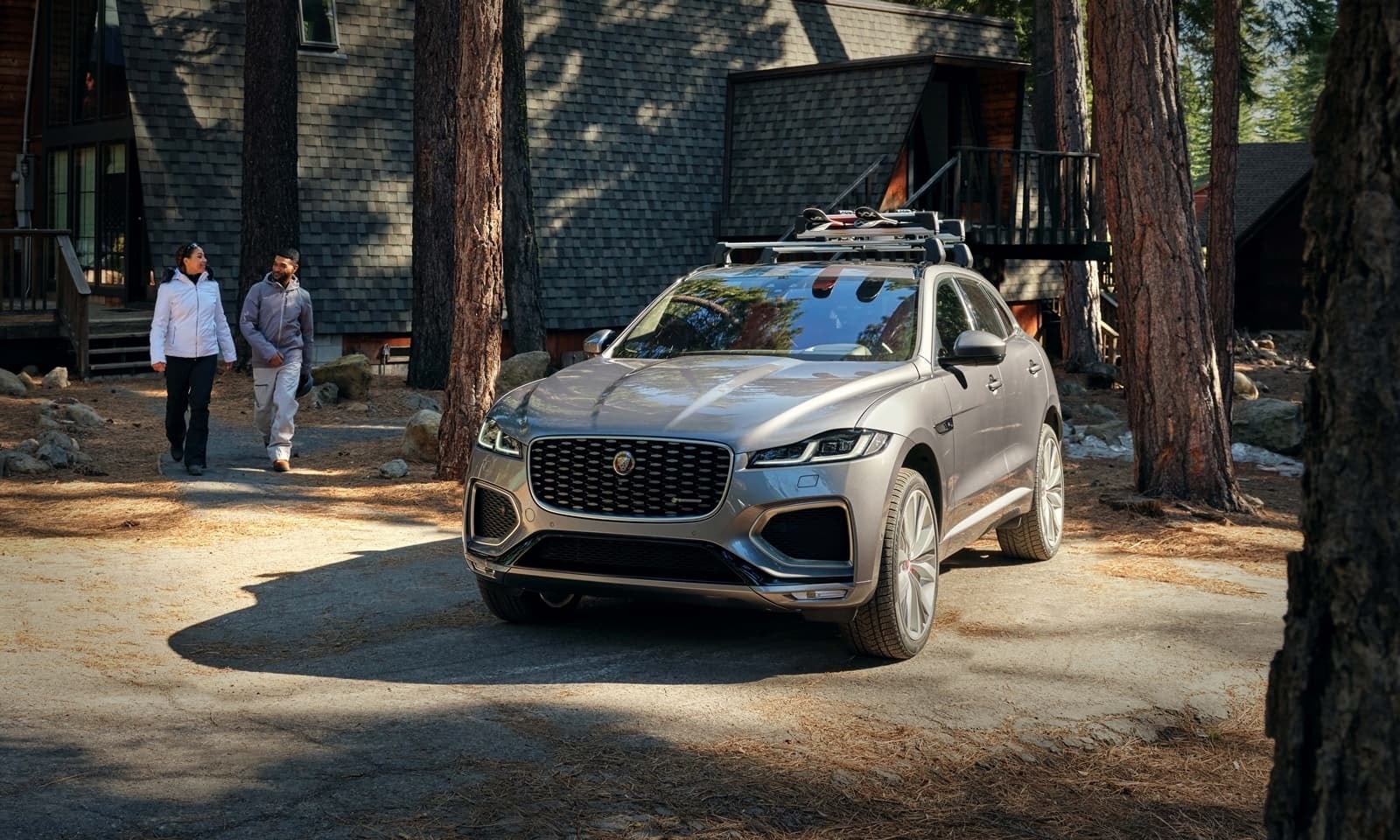 F-Pace en ambiente natural, mostrando su perfil y portaequipajes en el techo.