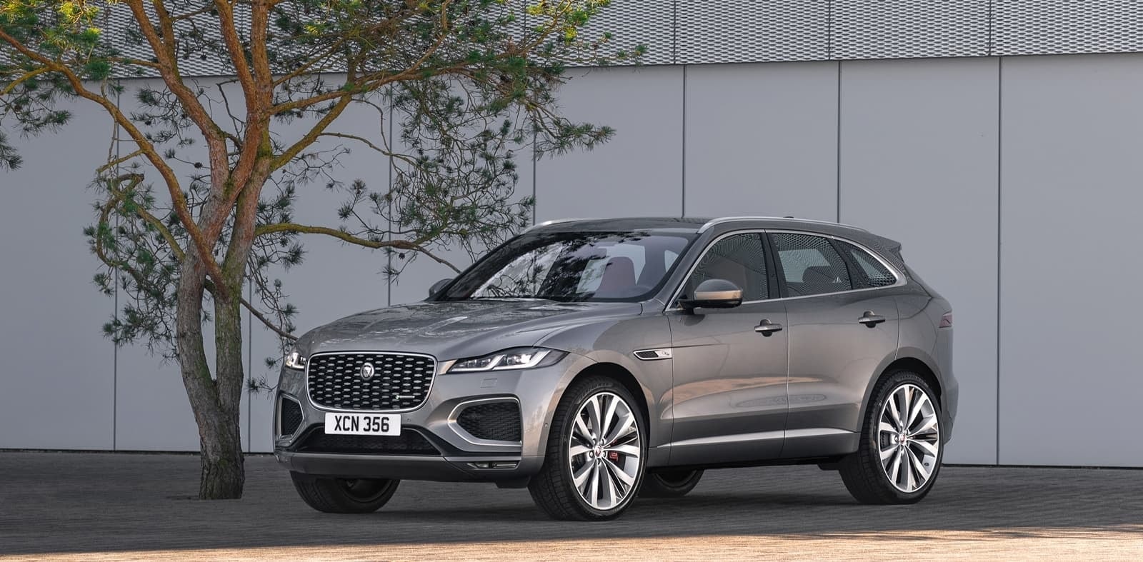 Vista lateral completa del Jaguar F-Pace, mostrando su elegancia y líneas.