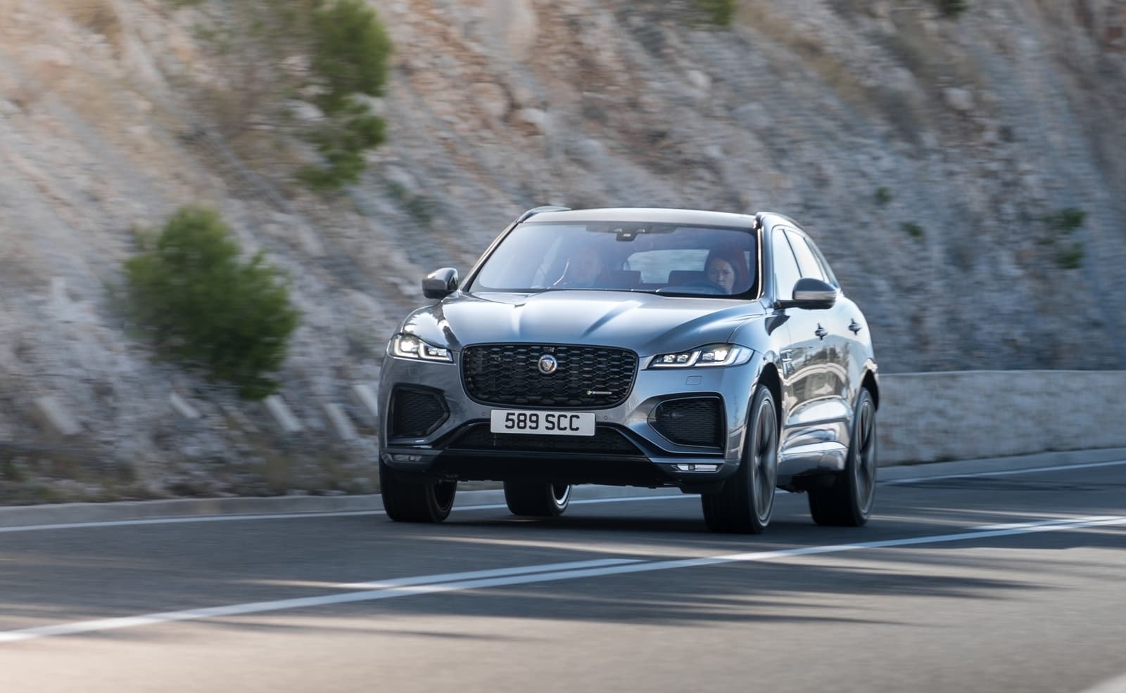 Imagen dinámica del F-Pace aproximándose con su frontal dominante en relieve.