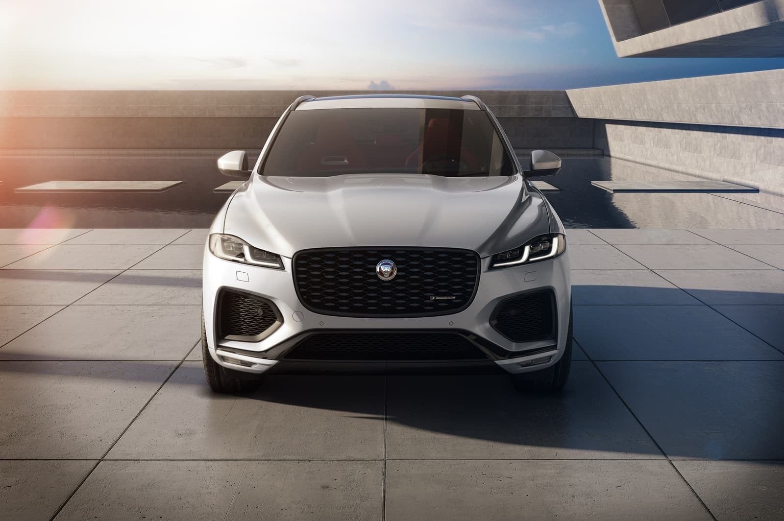 Vista frontal del Jaguar F-Pace con su parrilla distintiva.
