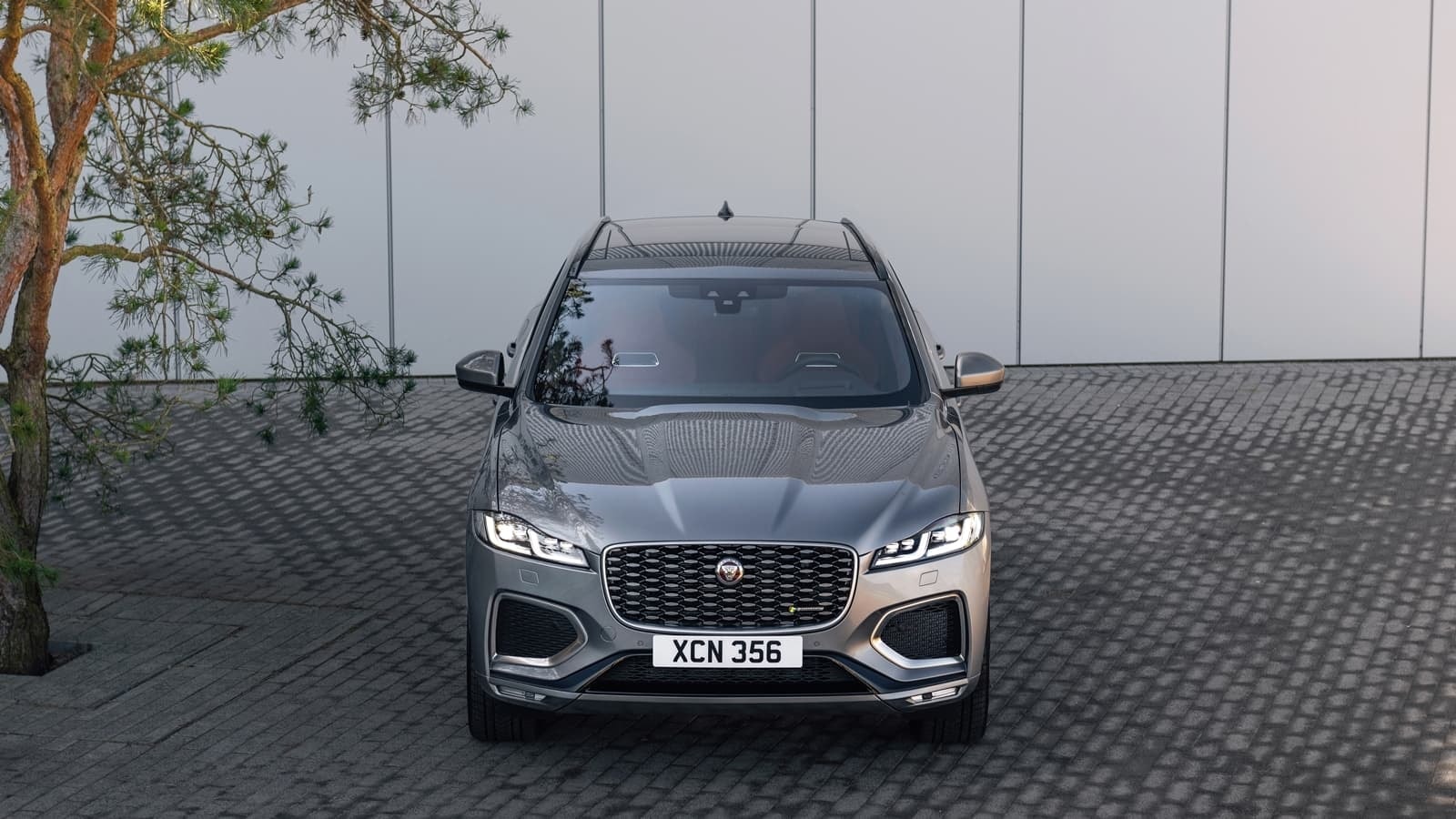 Perspectiva frontal del Jaguar F-Pace, destacando su imponente presencia.