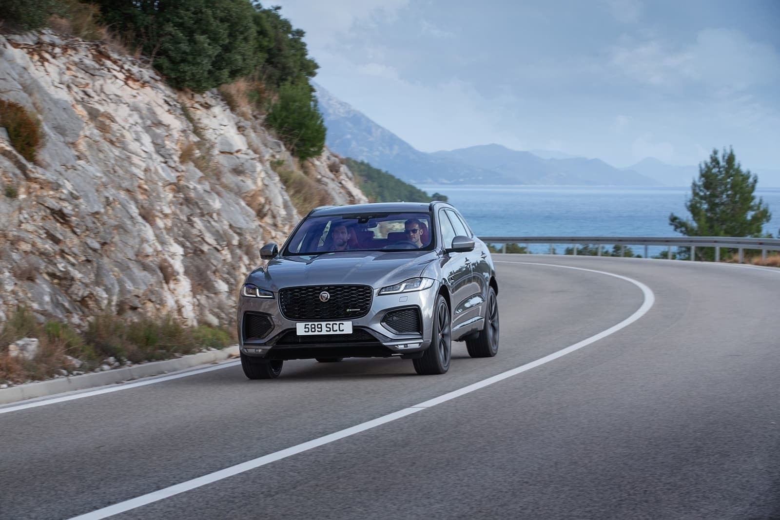 El F-Pace en escenario natural, exponiendo su línea frontal y lateral.