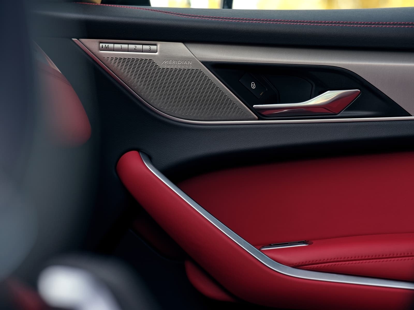 Vista del panel de puerta con acabados de fibra de carbono y cuero rojo.