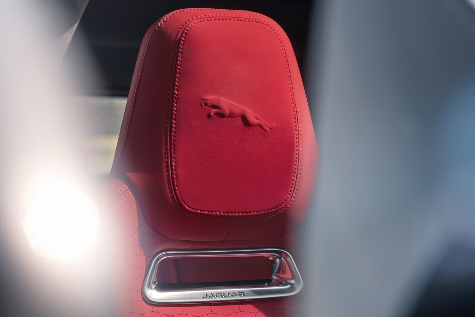 Emblema Jaguar bordado en el respaldo del asiento deportivo.