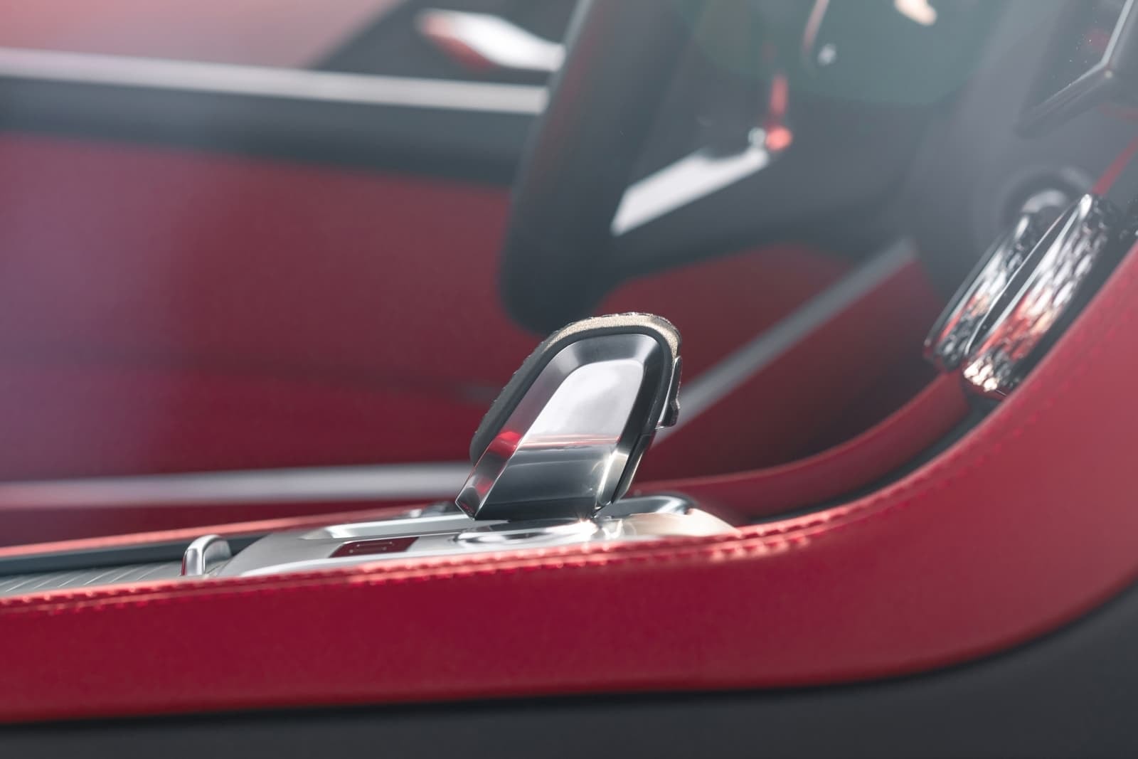 Selector de marchas del Jaguar F-Pace con acabados metálicos.