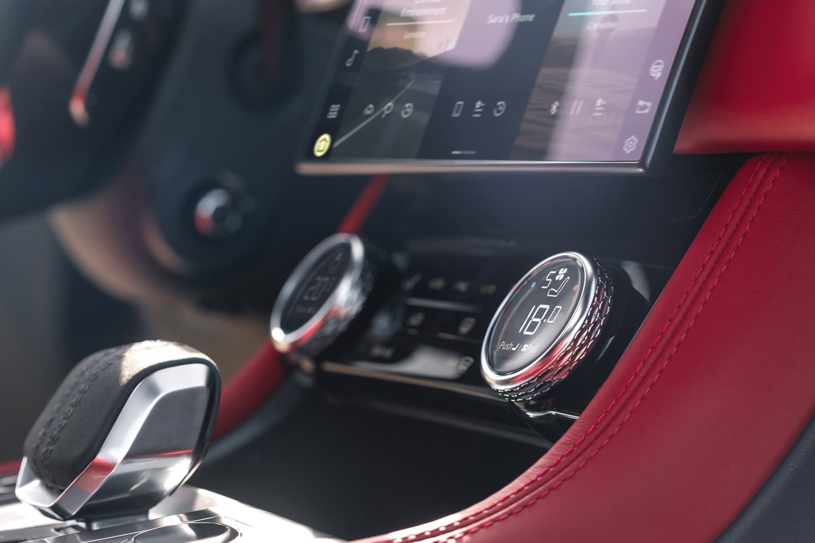 Vista sistema de control táctil y selectores de marcha en rojo Jaguar.