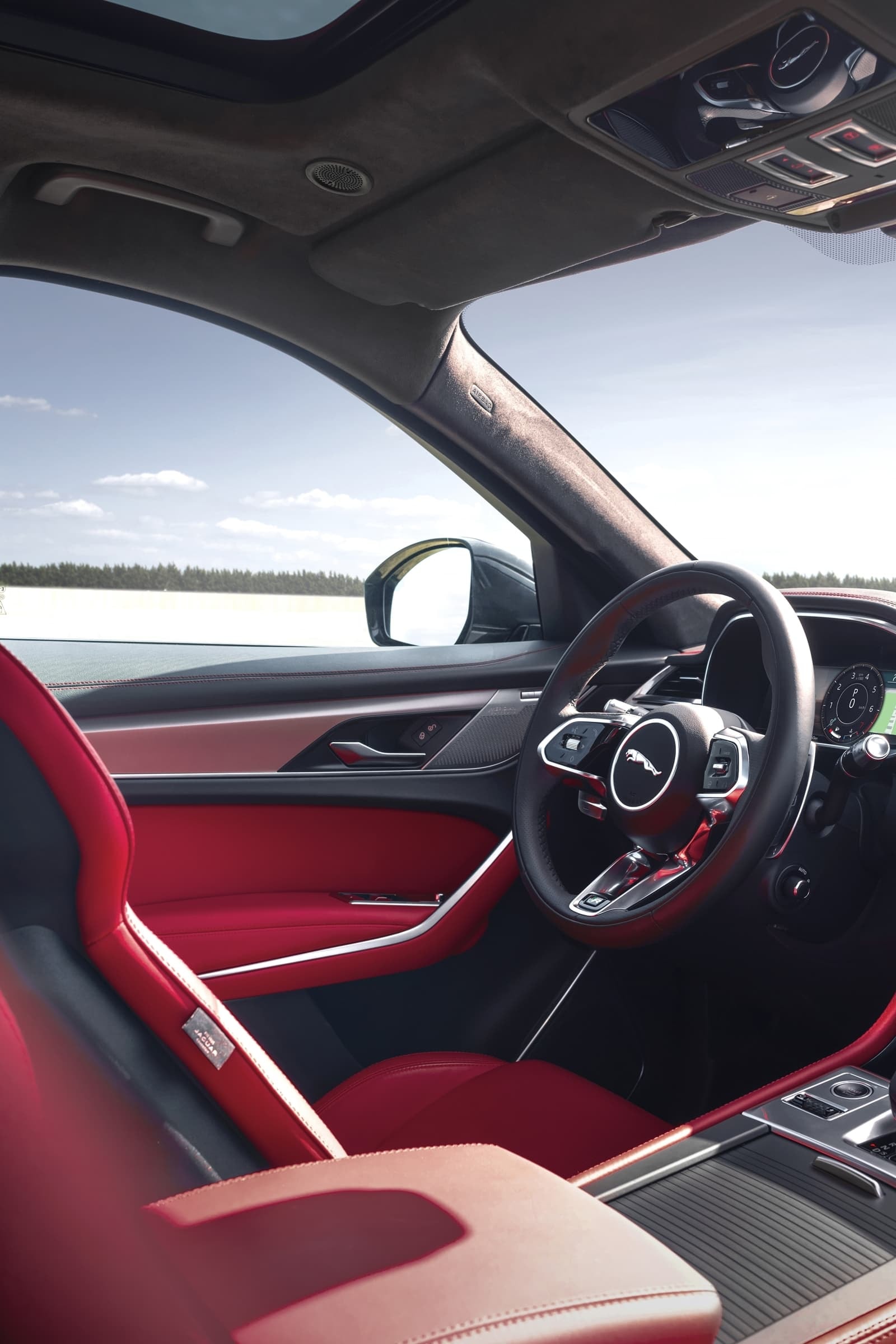 Detalle del volante y consola central del Jaguar F-Pace.