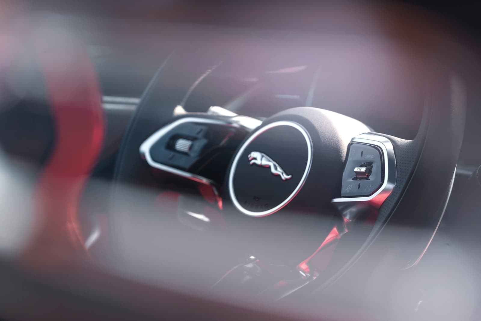 Detalle volante del Jaguar F-Pace con logo distintivo.