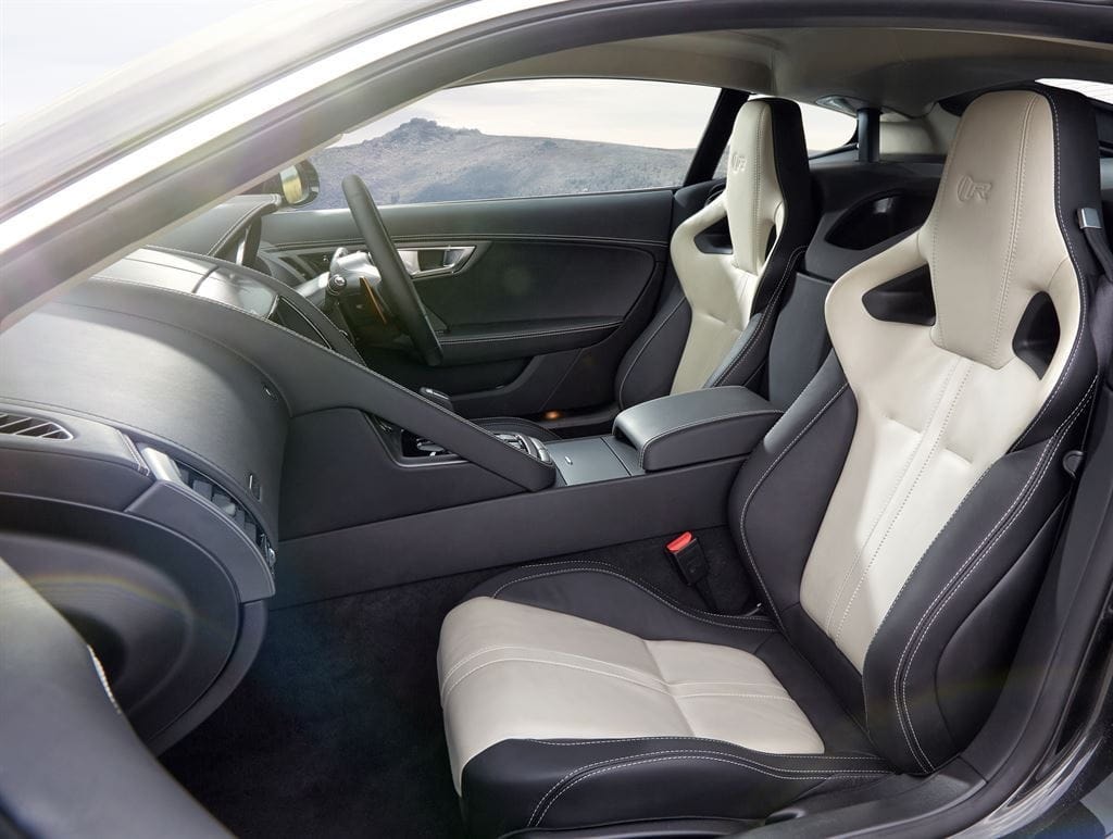 Vista interior destacando los asientos deportivos del F-Type.