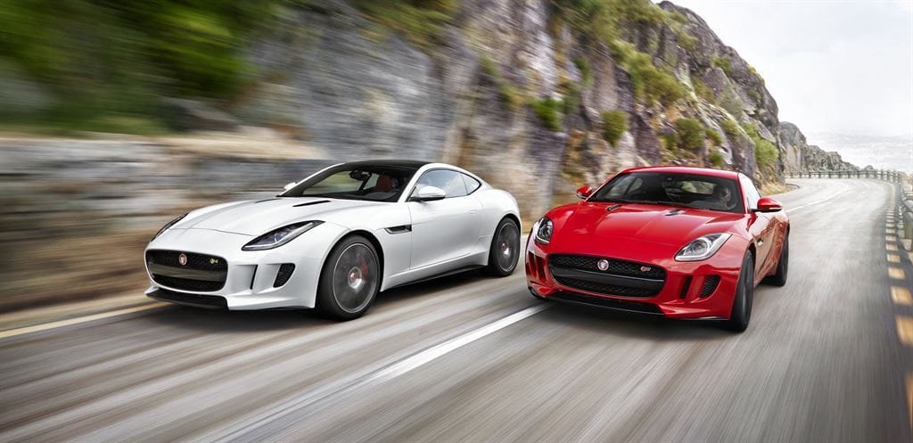 Dinámica captura de dos Jaguar F-Type en acción, mostrando la estética del diseño.