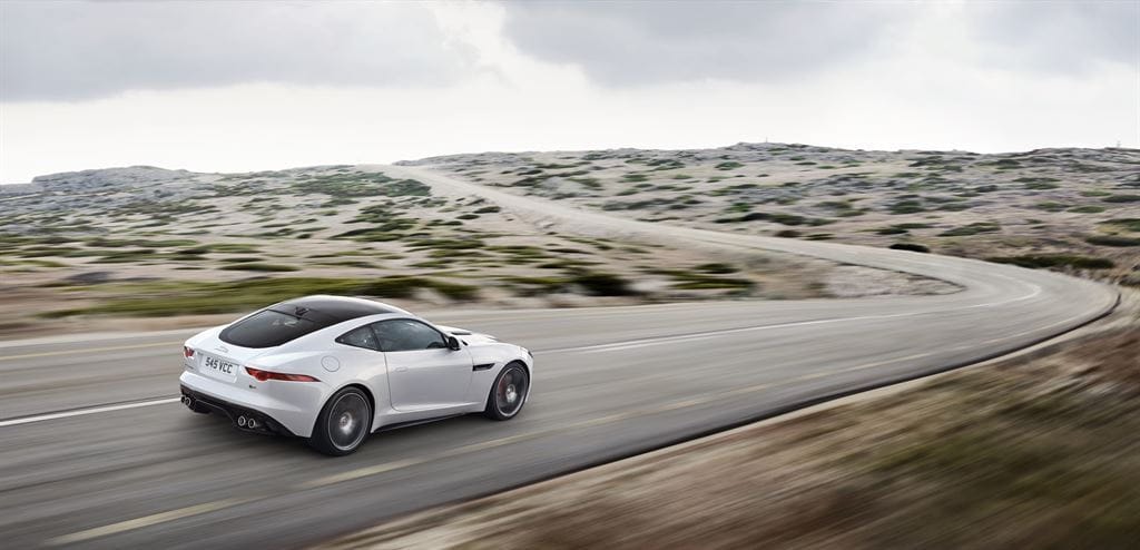Jaguar F-Type Coupé en un paisaje desértico, mostrando su capacidad de adaptación al terreno.