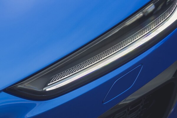 Primer plano de la elegante luz delantera LED del Jaguar F-Type. Primer plano de la elegante luz delantera LED del Jaguar F-Type.