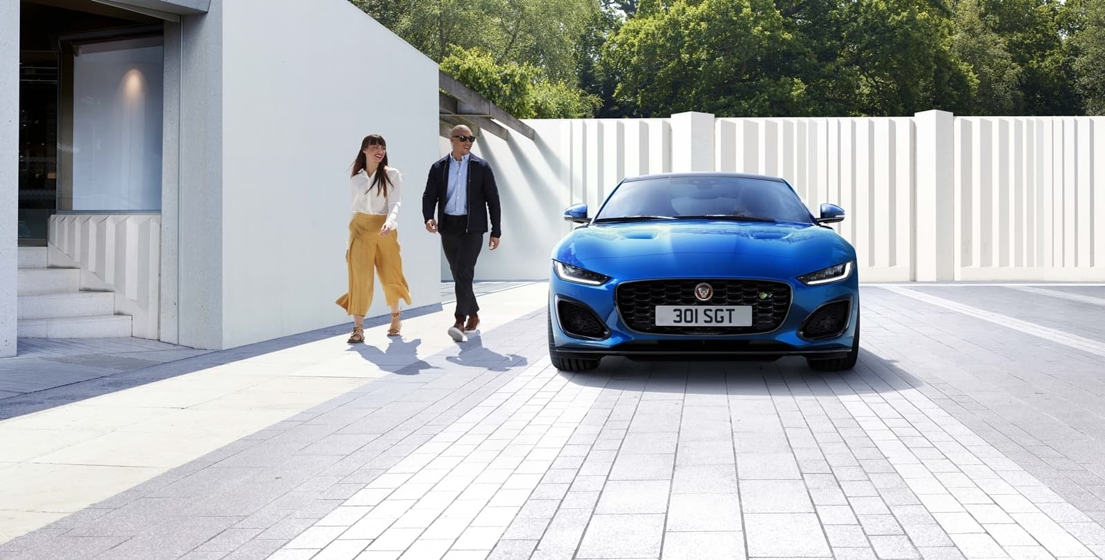 Imagen frontal del Jaguar F-Type en azul, exhibiendo su parrilla y diseño frontal.