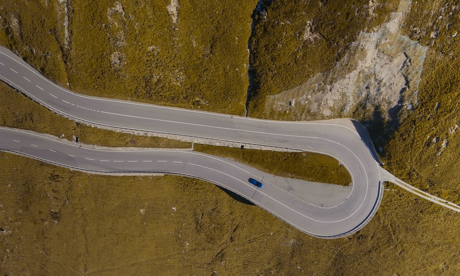 Vista de la cabina del Jaguar F-Type, destacando la calidad de los materiales y el diseño ergonómico.