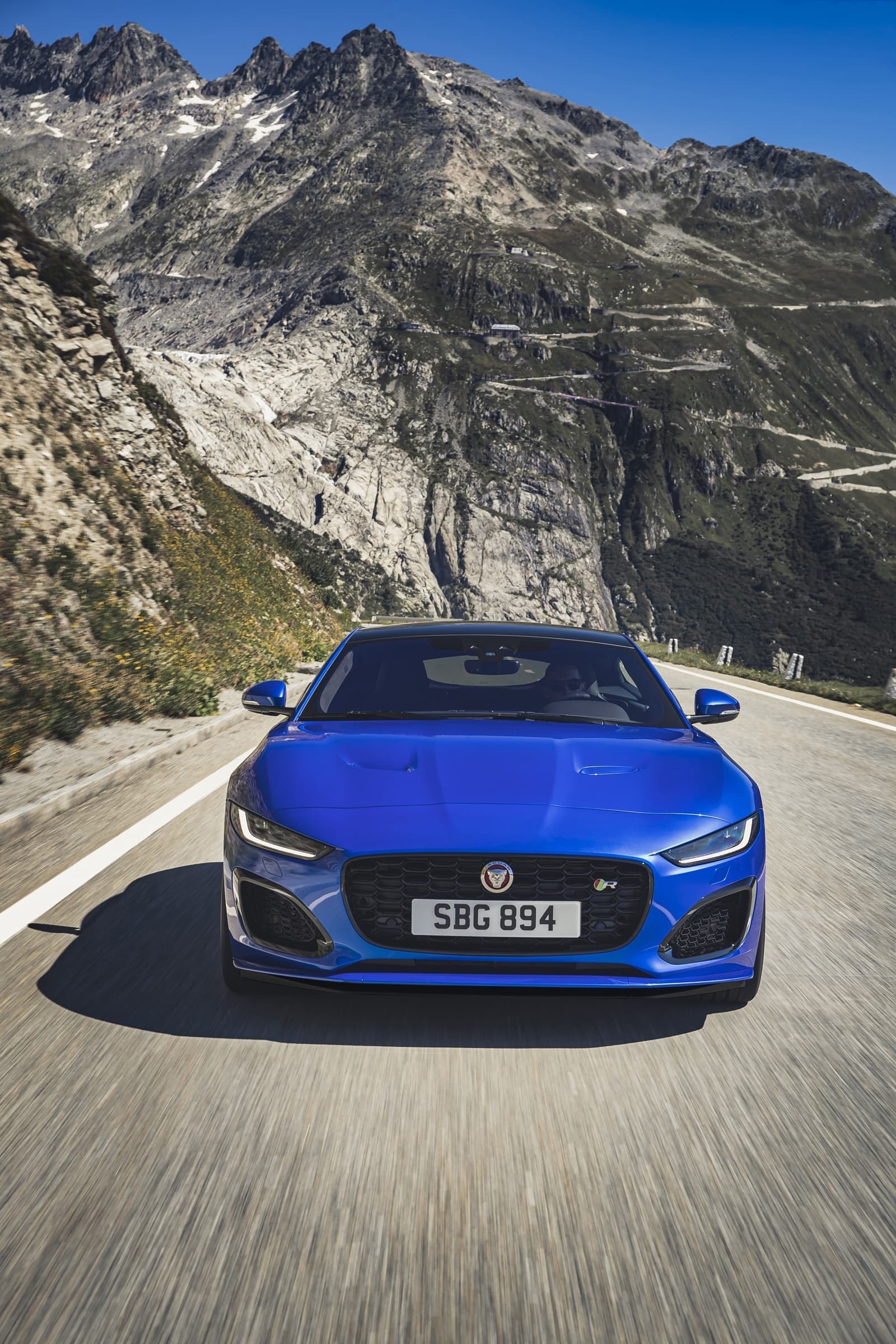 Vista dinámica del Jaguar F-Type en carretera de montaña