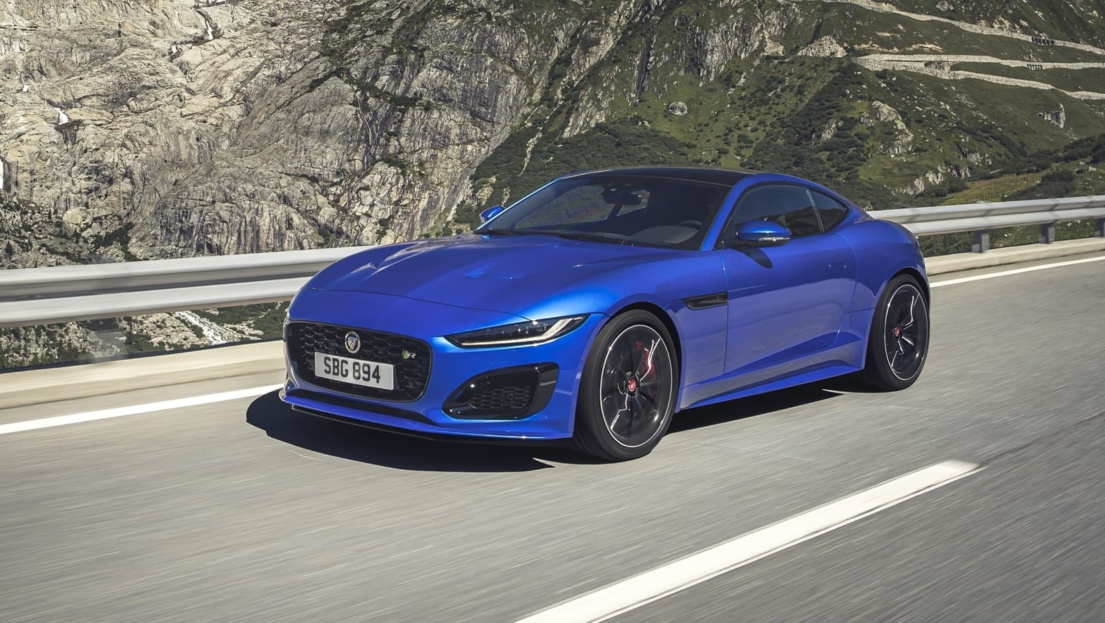 Dinámica imagen del Jaguar F-Type en carretera resaltando su frente agresivo y líneas fluidas.