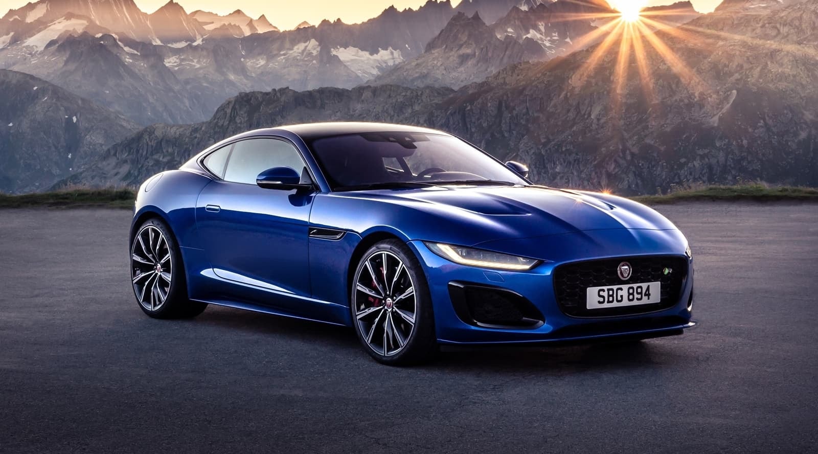 Imagen del Jaguar F-Type con una perspectiva frontal y lateral al atardecer, resaltando su pintura vibrante.