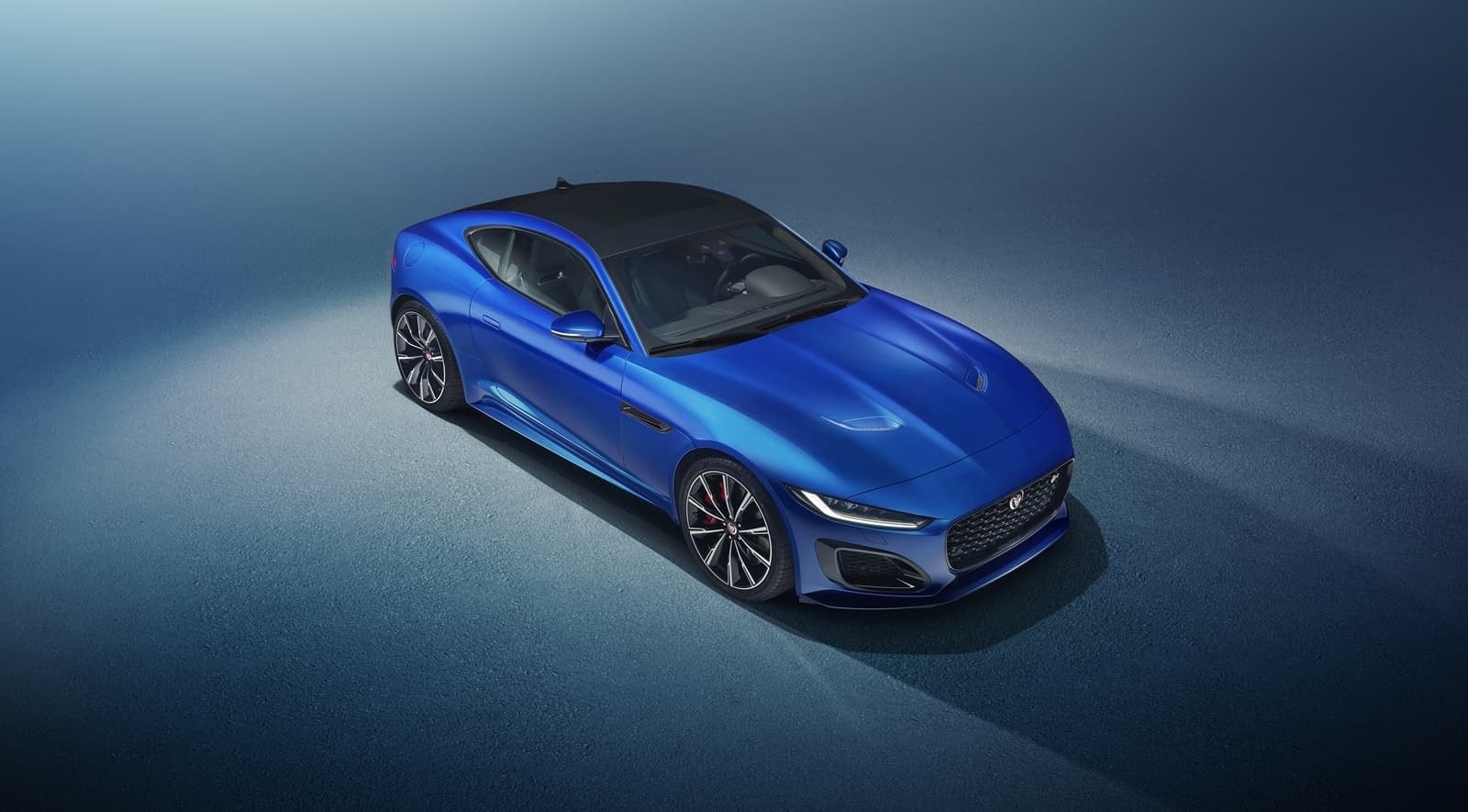 Vista lateral superior del Jaguar F-Type, enfatizando su silueta coupé y líneas fluidas.