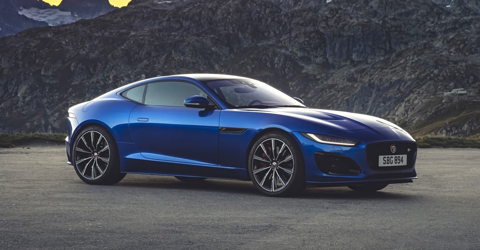 Vista en perfil del Jaguar F-Type, realzando su diseño deportivo y sofisticado.