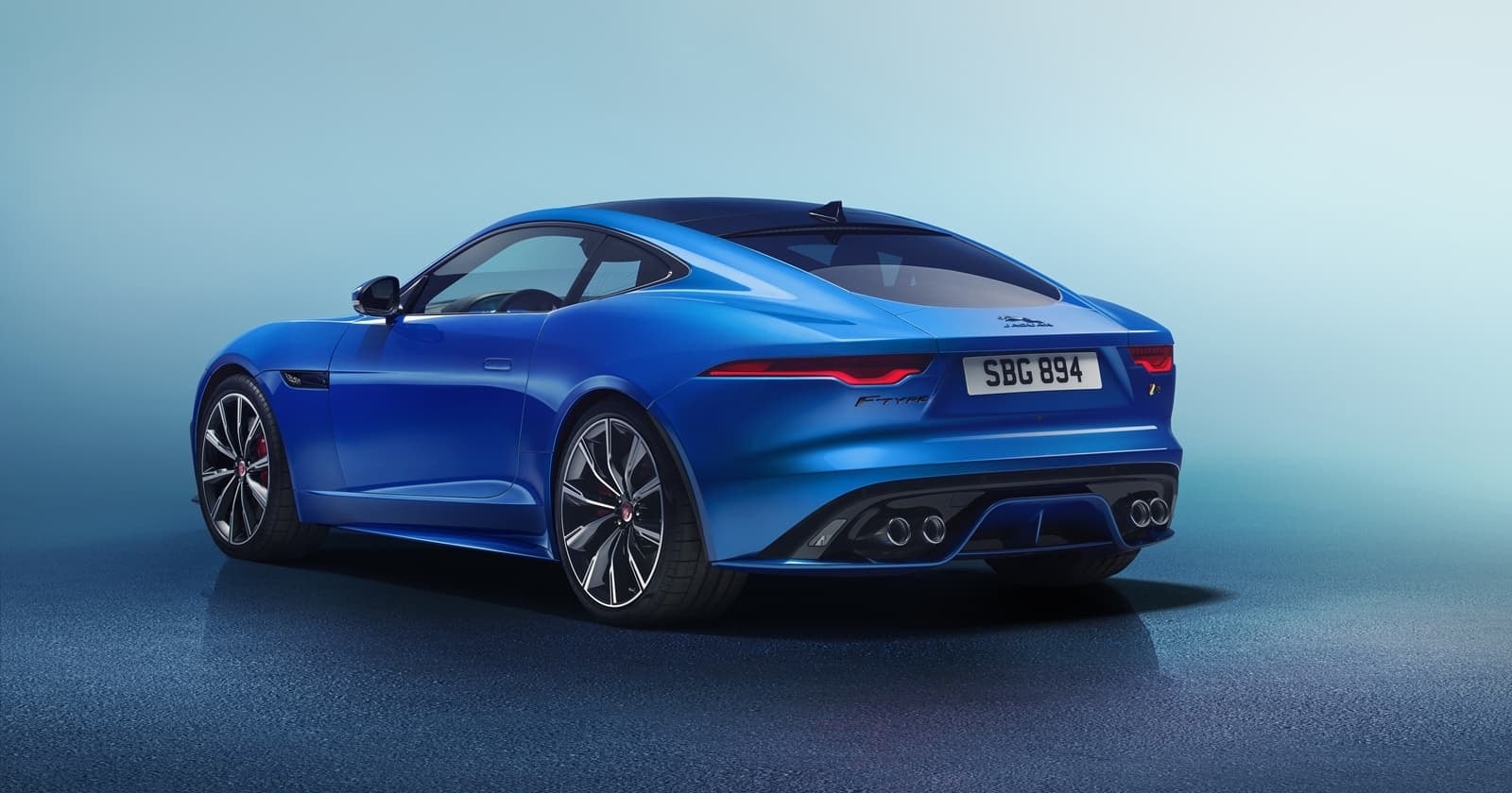Vista trasera del Jaguar F-Type destacando su diseño de escape característico y pilotos traseros.