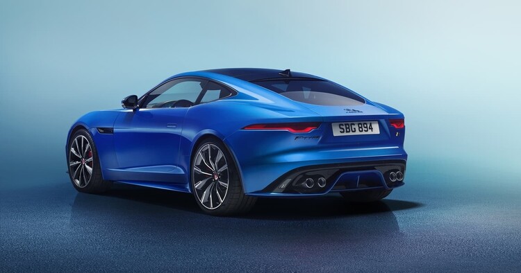 Vista trasera del Jaguar F-Type destacando su diseño de escape característico y pilotos traseros. Vista trasera del Jaguar F-Type destacando su diseño de escape característico y pilotos traseros.