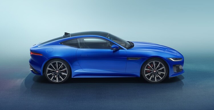 Perspectiva lateral del Jaguar F-Type mostrando proporciones equilibradas y ventanas elegantes. Perspectiva lateral del Jaguar F-Type mostrando proporciones equilibradas y ventanas elegantes.