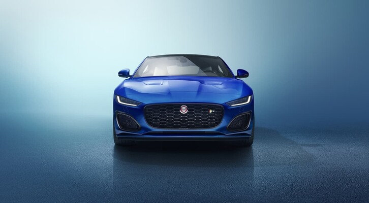 Perspectiva frontal que muestra la audaz presencia del Jaguar F-Type y su diseño distintivo. Perspectiva frontal que muestra la audaz presencia del Jaguar F-Type y su diseño distintivo.