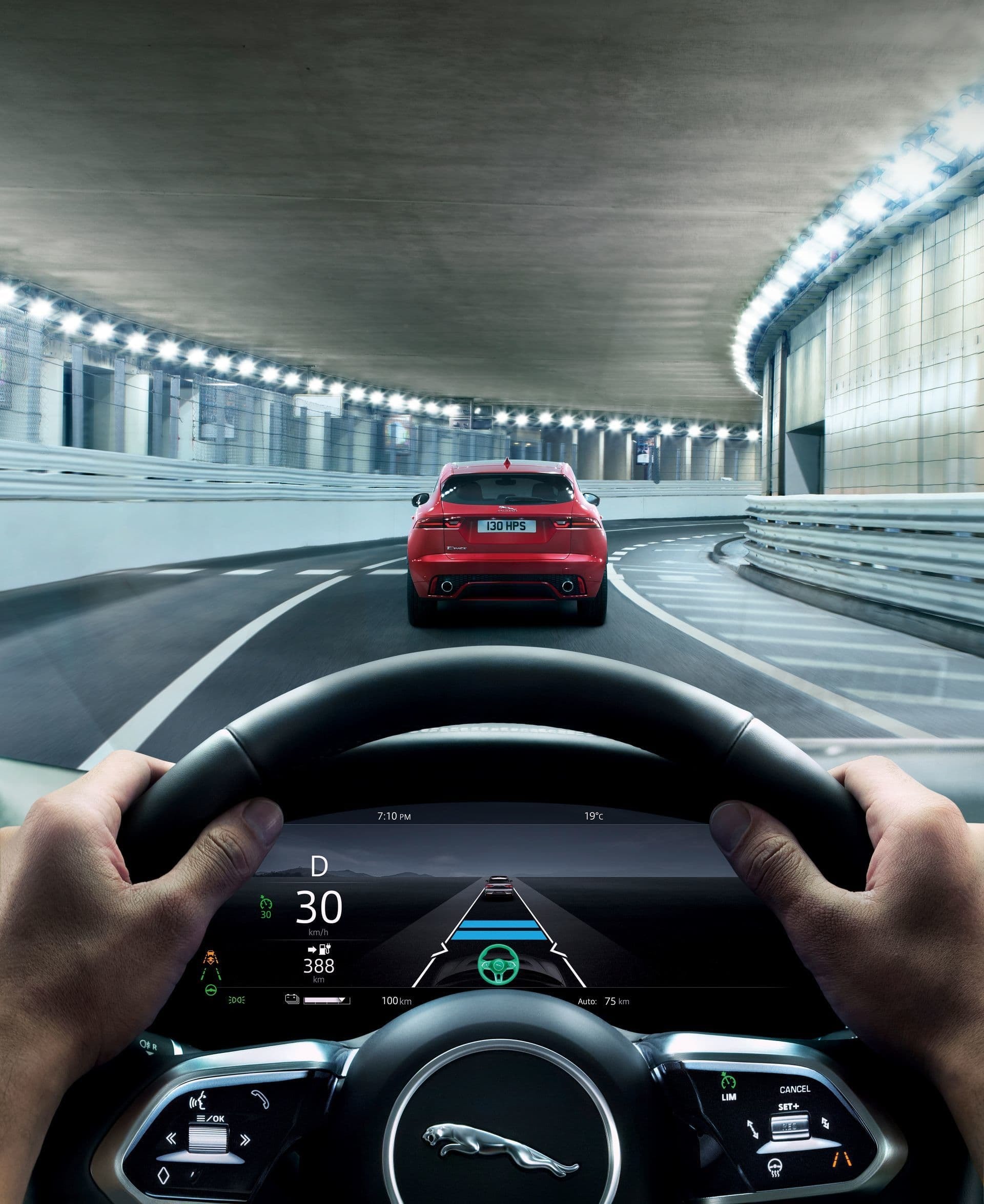 Perspectiva del conductor del Jaguar I-Pace destacando su panel de instrumentos.