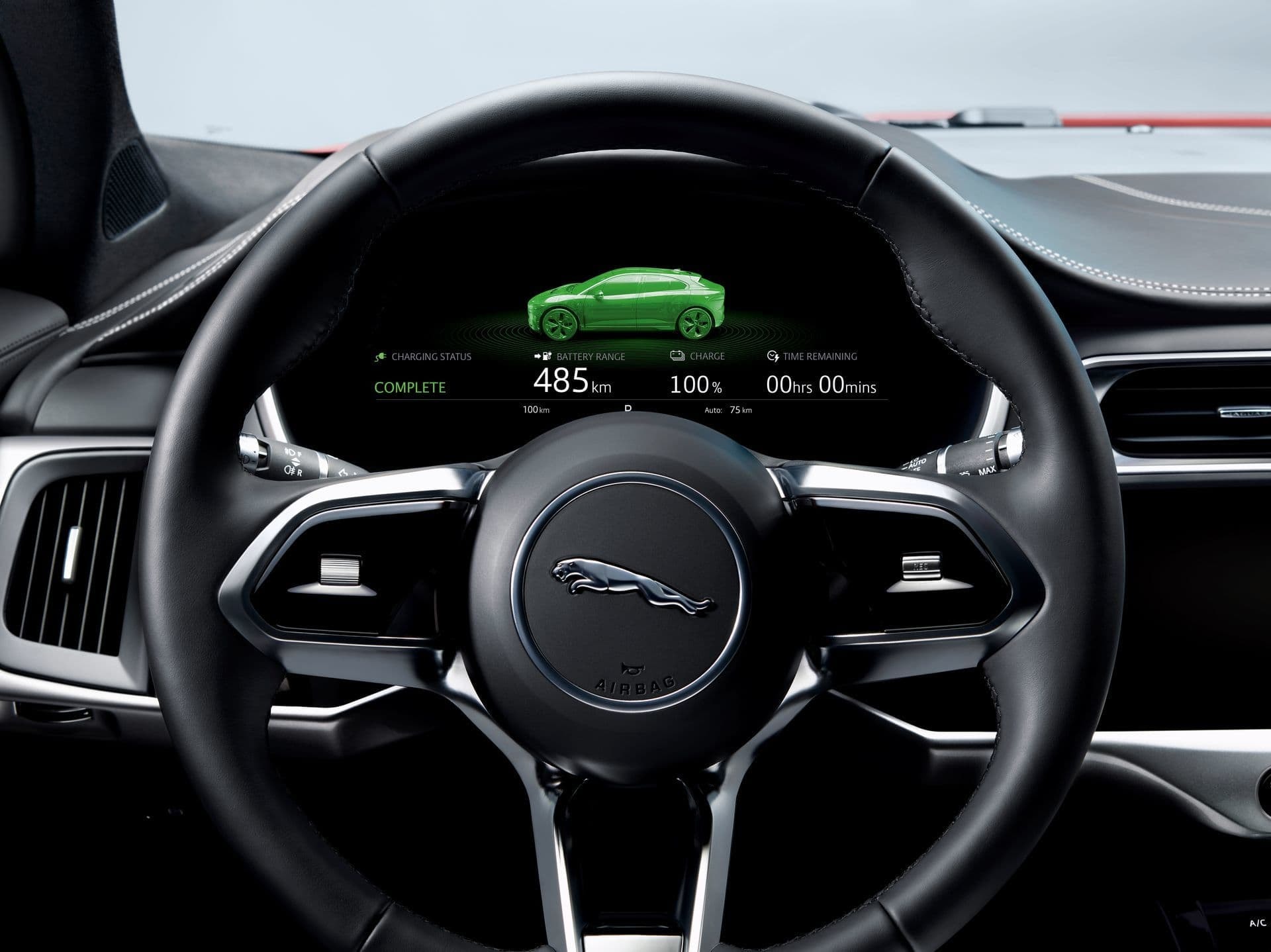 Paneles de instrumentación digital del I-Pace, con una visualización moderna y eficiente.