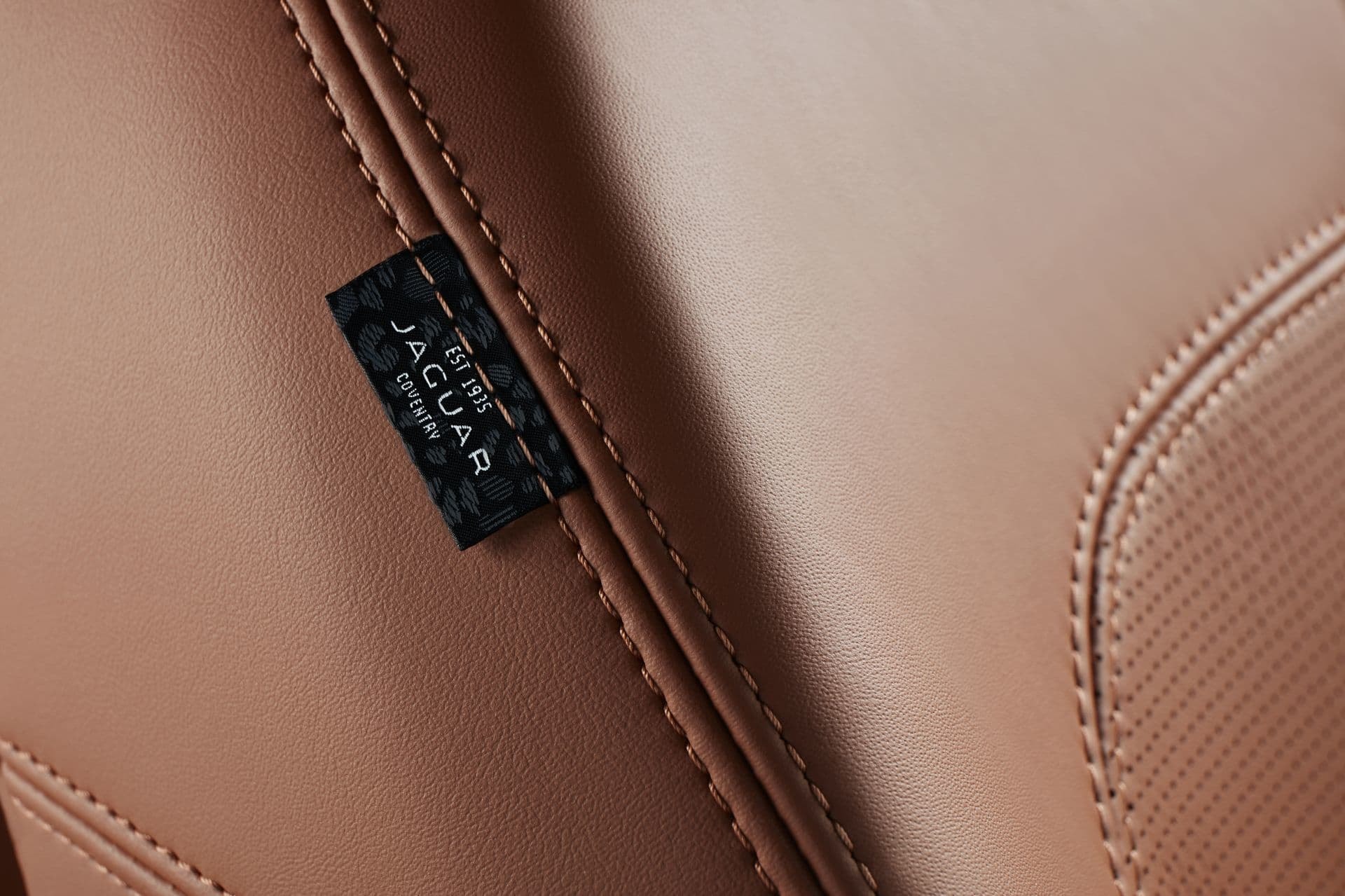 Identificación de cuero premium en el interior del I-Pace.