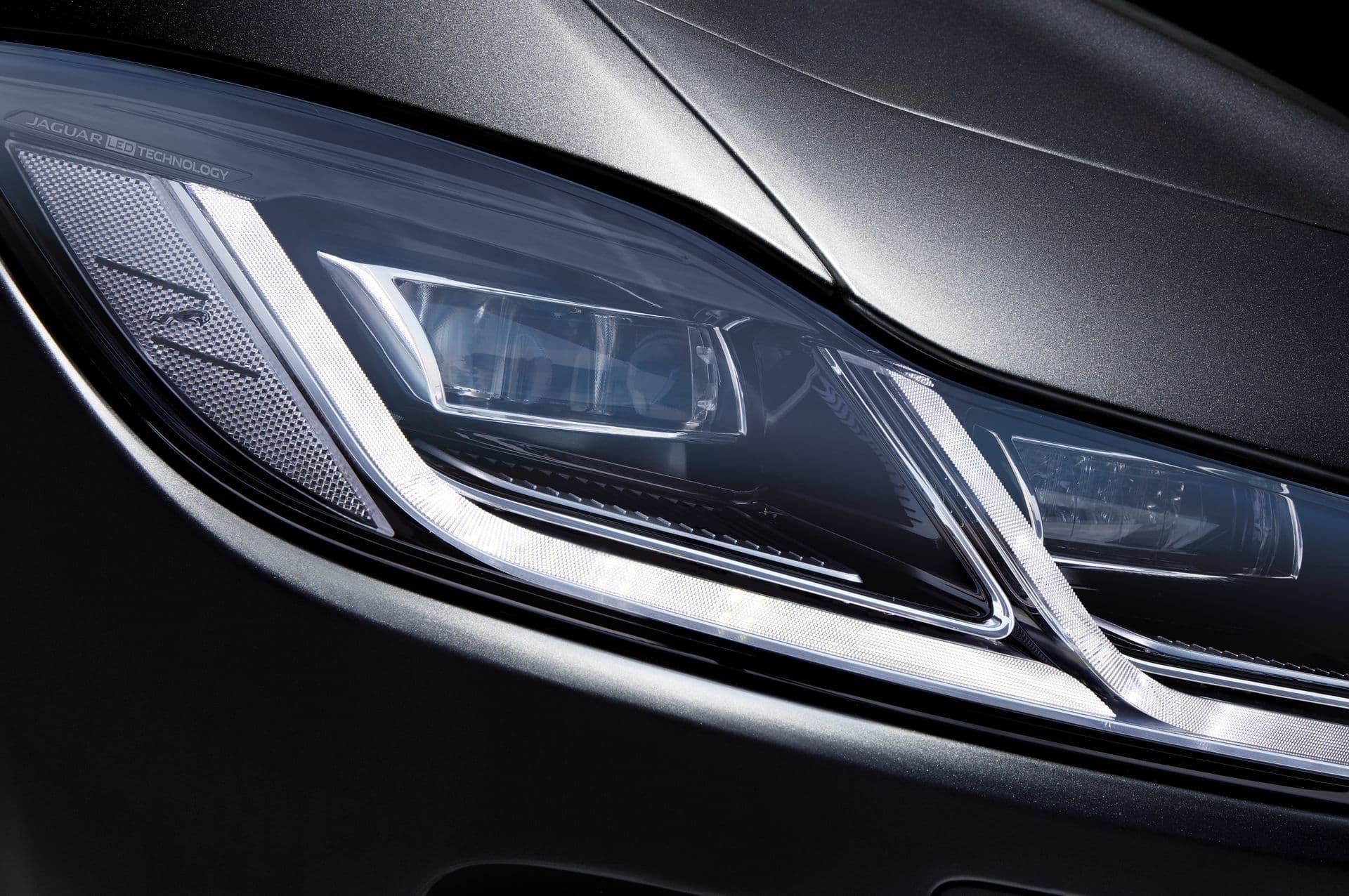 Faro LED sofisticado, diseño distintivo de Jaguar.