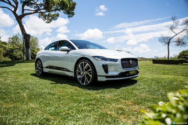 Vista lateral delantera del Jaguar I-Pace en contexto natural.