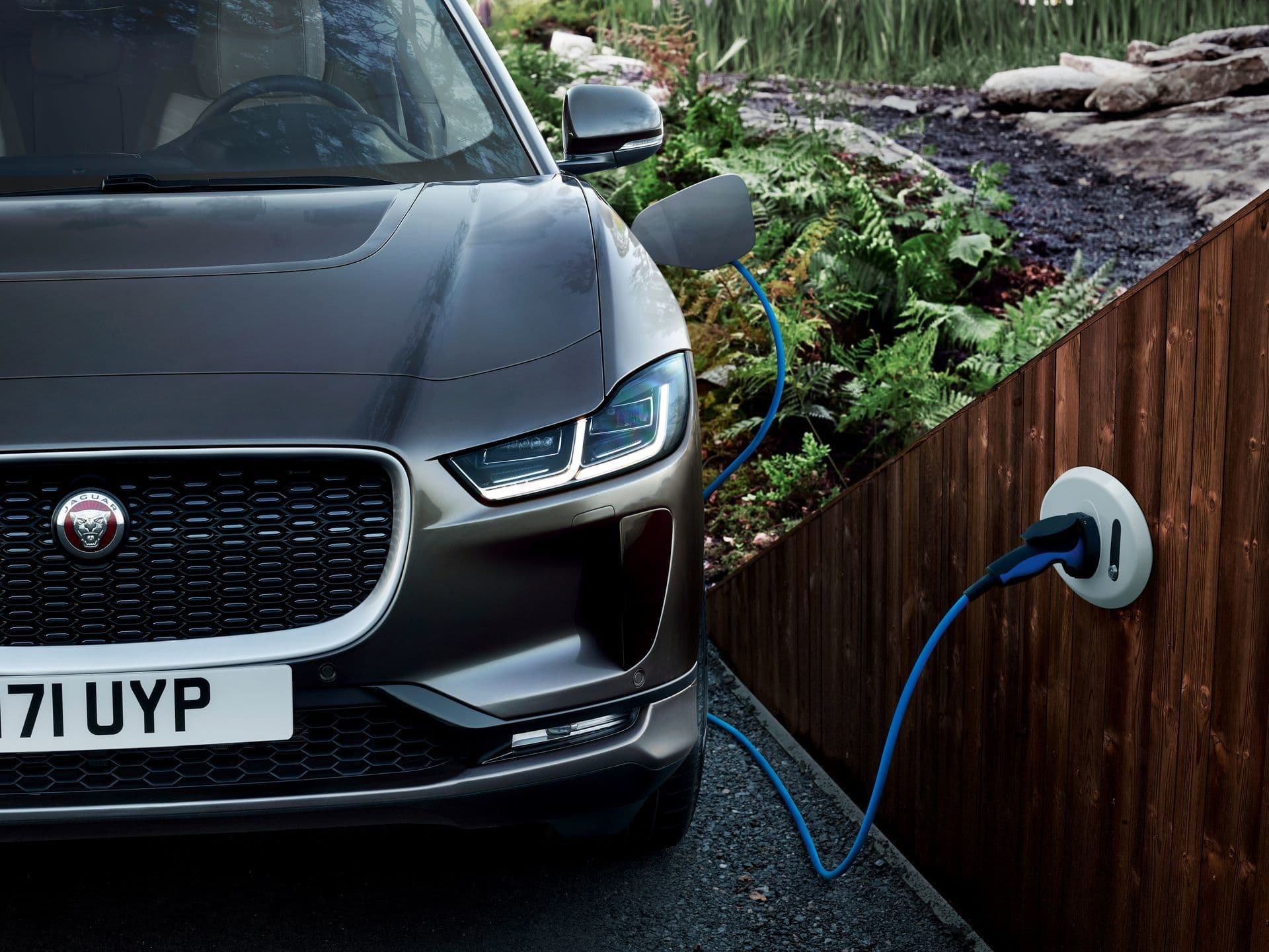 Jaguar I-Pace cargando en exterior, destacando el proceso y facilidad de conexión eléctrica.