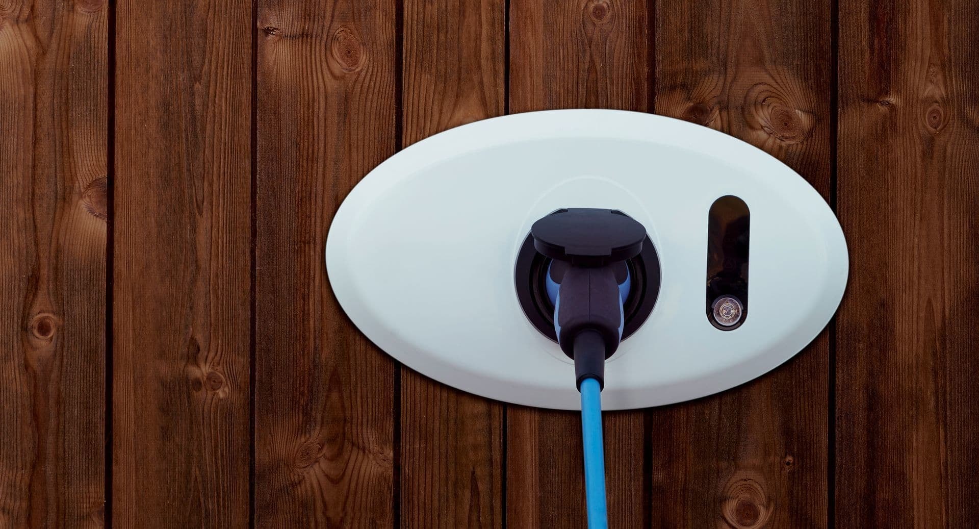 Sistema de carga del Jaguar I-Pace, enfoque en la estación de carga doméstica.