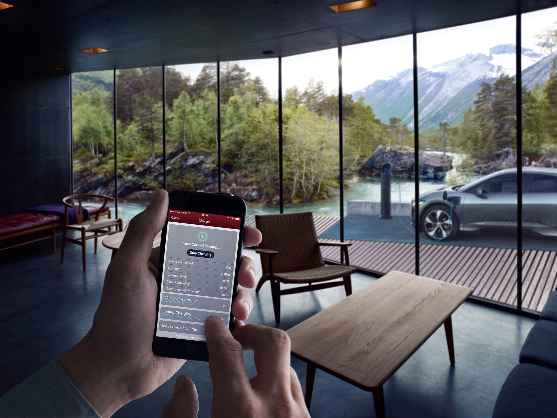 Espacio interior del Jaguar I-Pace con visibilidad de la integración tecnológica.