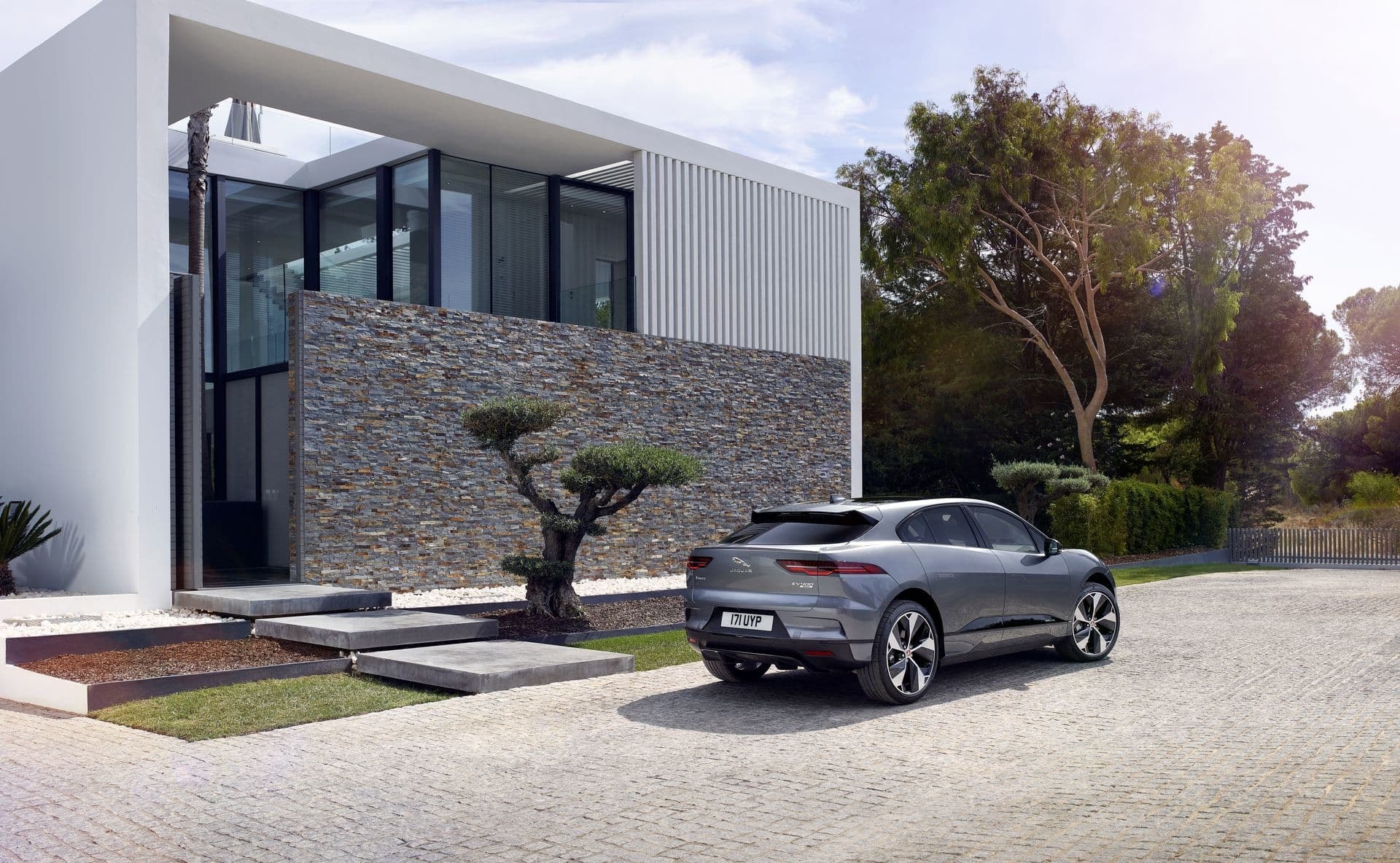 Jaguar I-Pace perfil lateral con un diseño elegante y moderno.