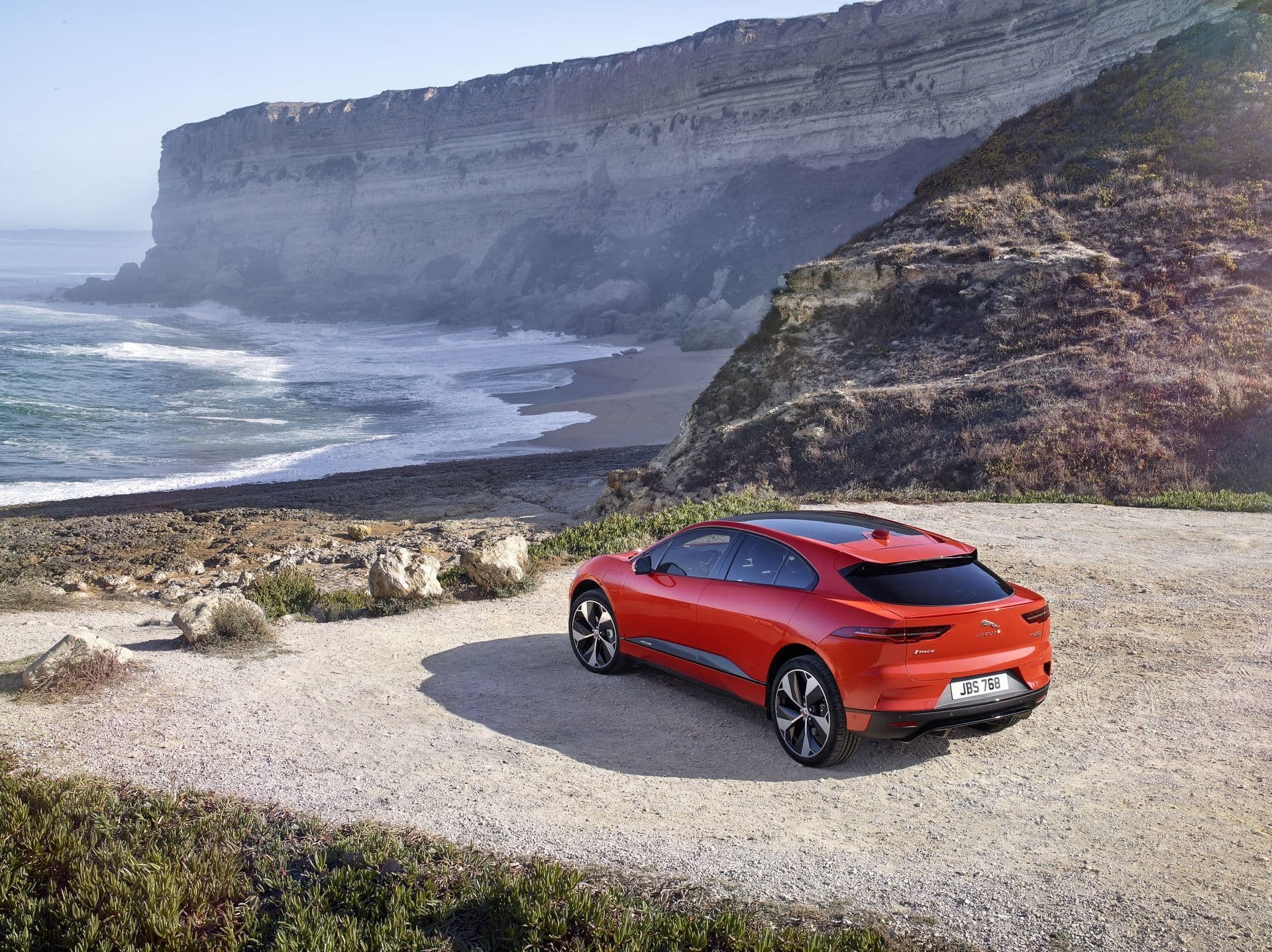 El Jaguar I-Pace en un entorno costero, mostrando su diseño trasero y lateral.