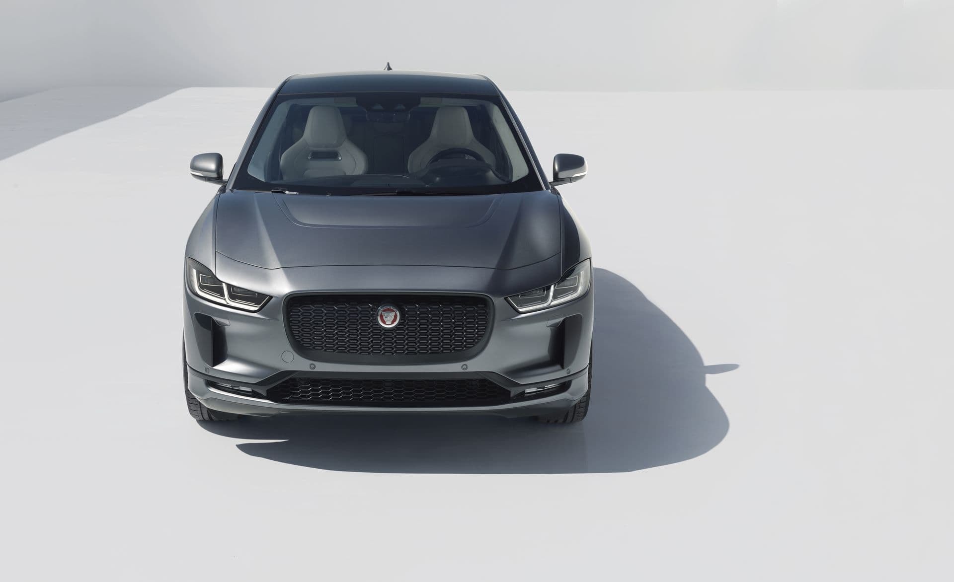 Frontal imponente del Jaguar I-Pace, símbolo de tecnología y rendimiento avanzado.