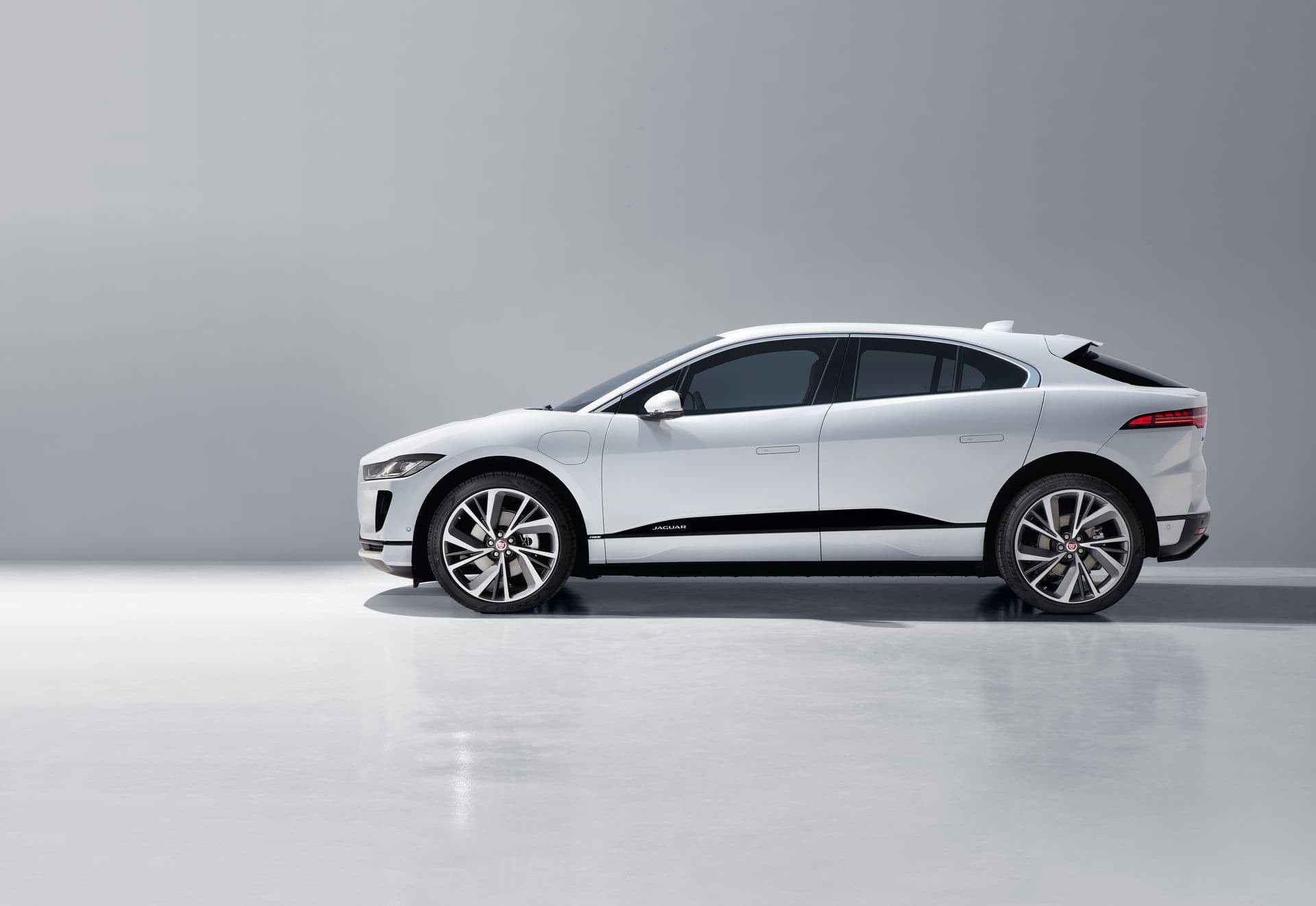 Vista lateral del Jaguar I-Pace en estudio, resaltando su diseño limpio y moderno.