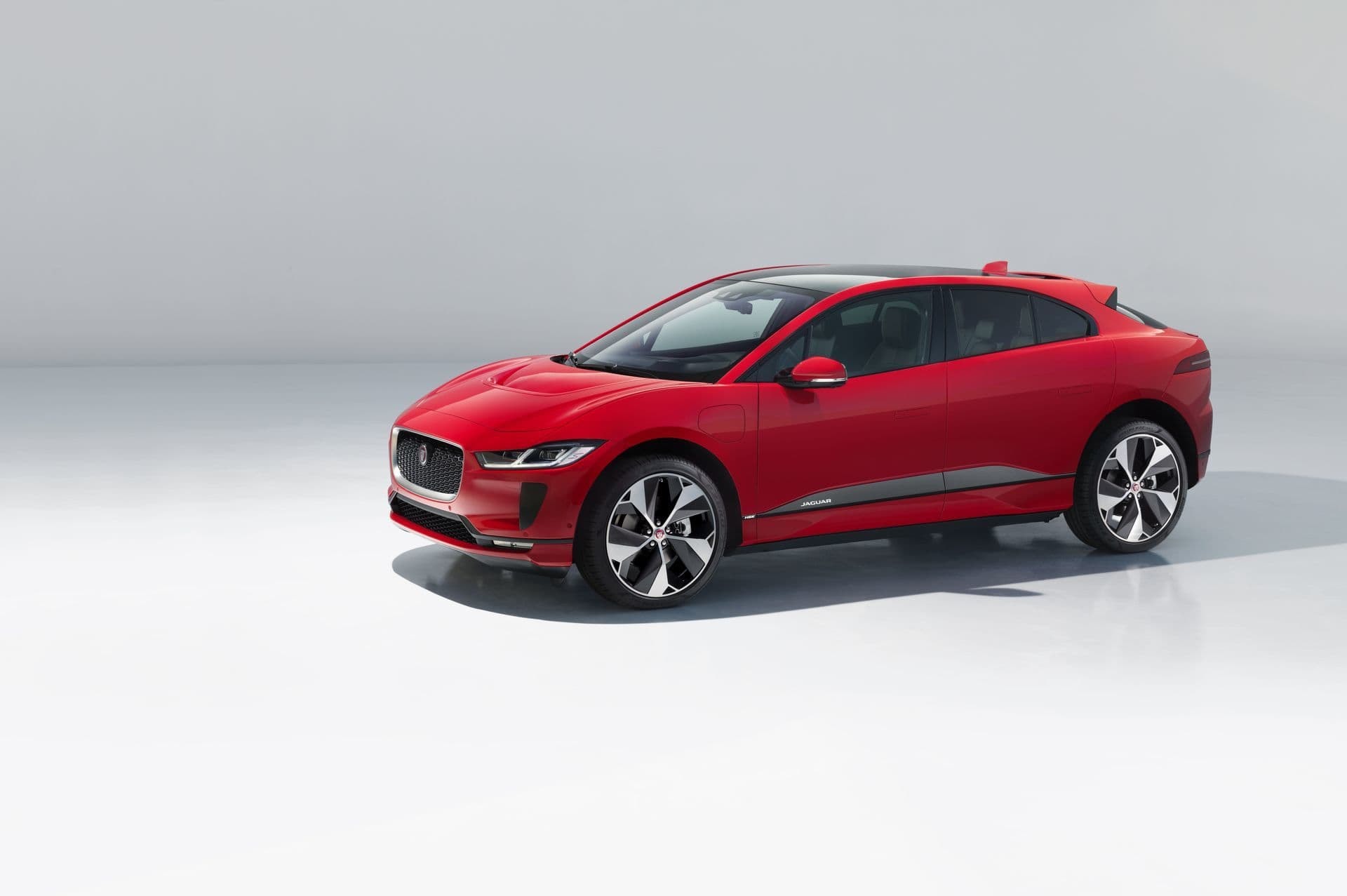 Vista lateral del I-Pace, luciendo líneas que combinan deportividad y elegancia.