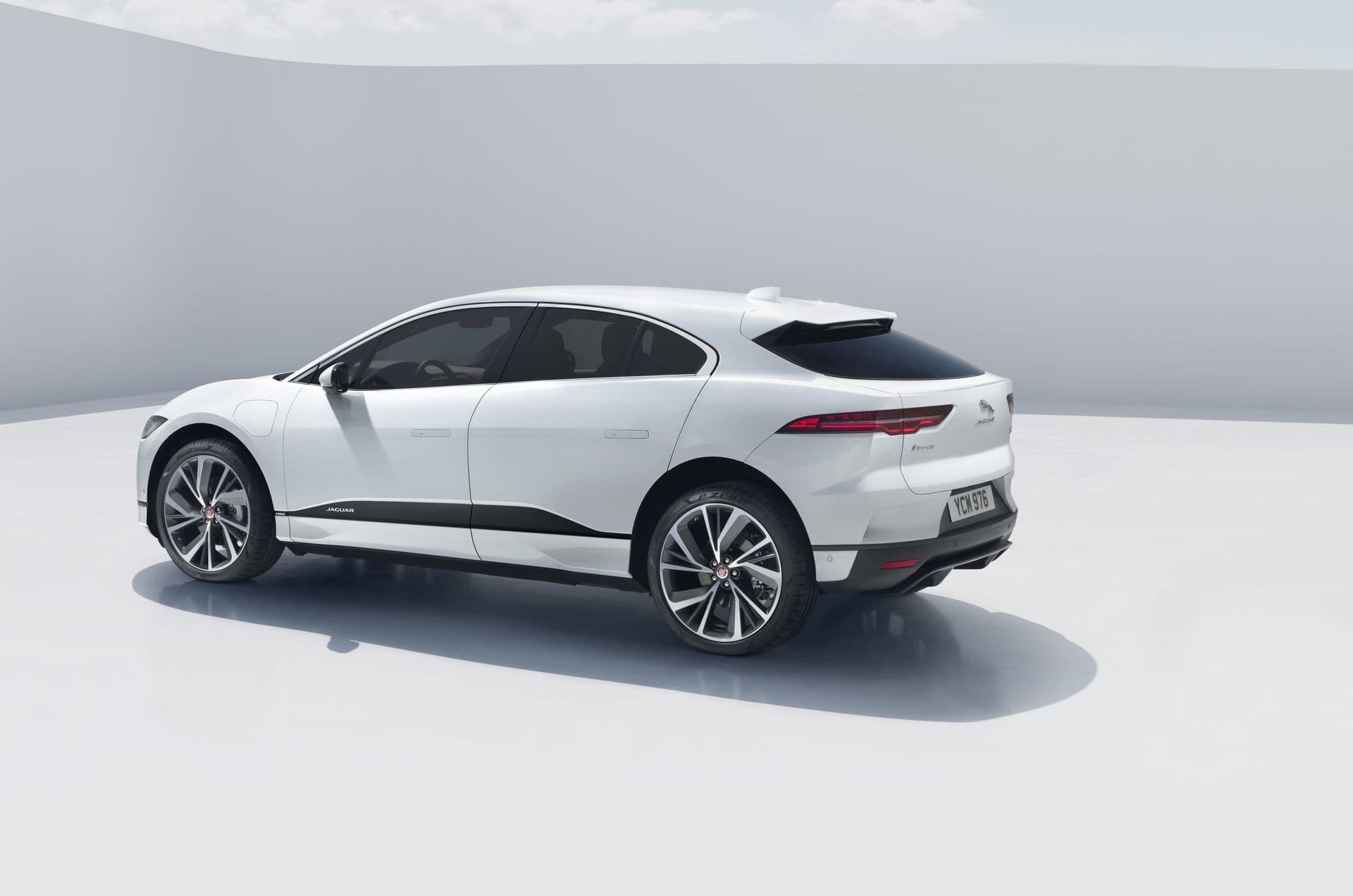 Perfil limpio y distintivo del I-Pace, un referente en el diseño de SUV eléctricos.