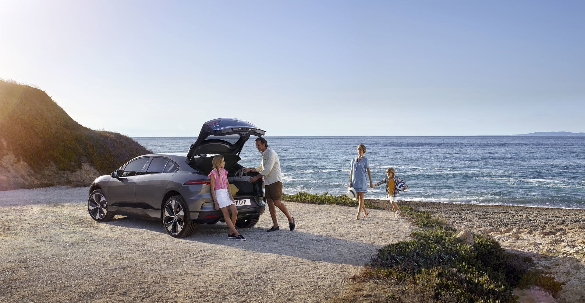 Jaguar I-Pace con el maletero abierto, preparativos para una excursión familiar.