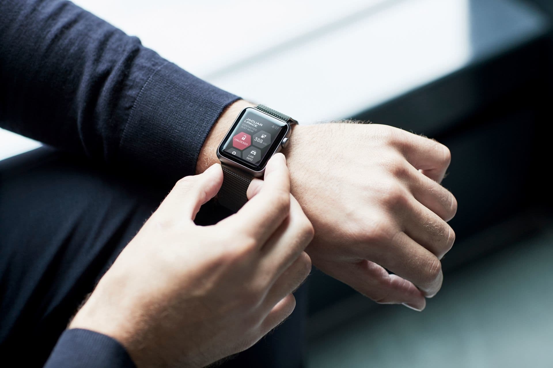 Jaguar I-Pace controlable mediante reloj inteligente, enfocado en la funcionalidad y tecnología.