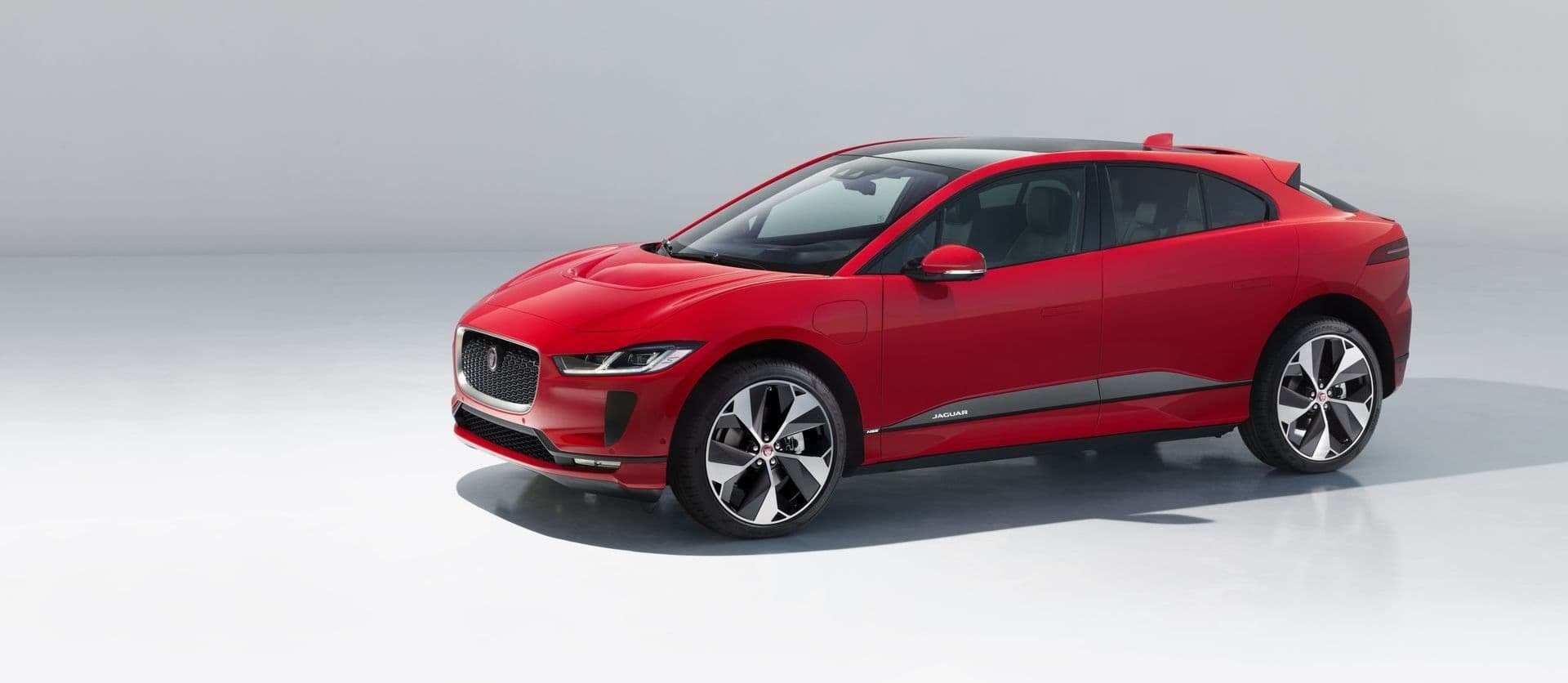 Vista lateral del Jaguar I-Pace en cautivador rojo