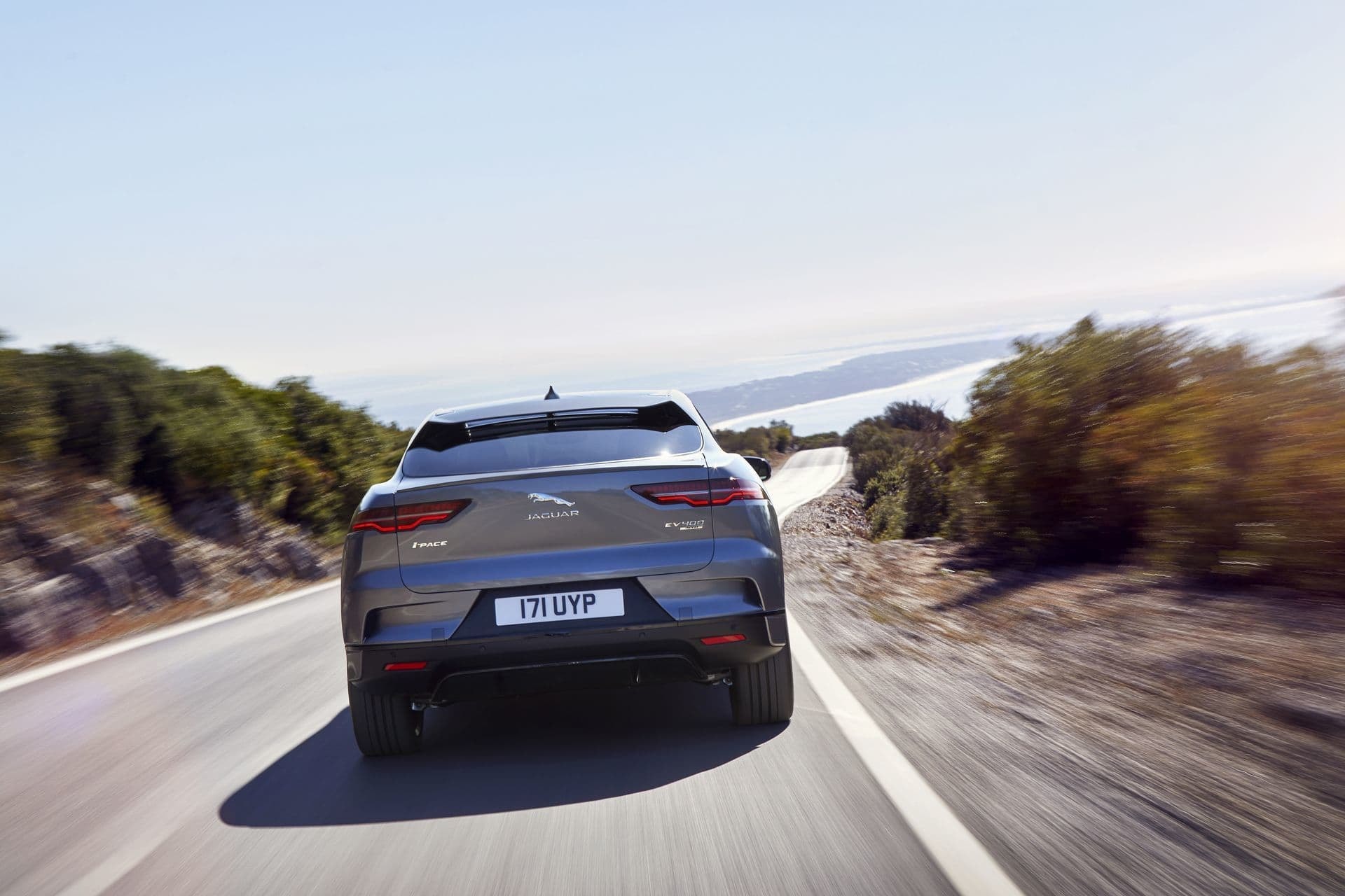 Imagen del Jaguar I-Pace mostrando la parte trasera y su diseño distintivo.